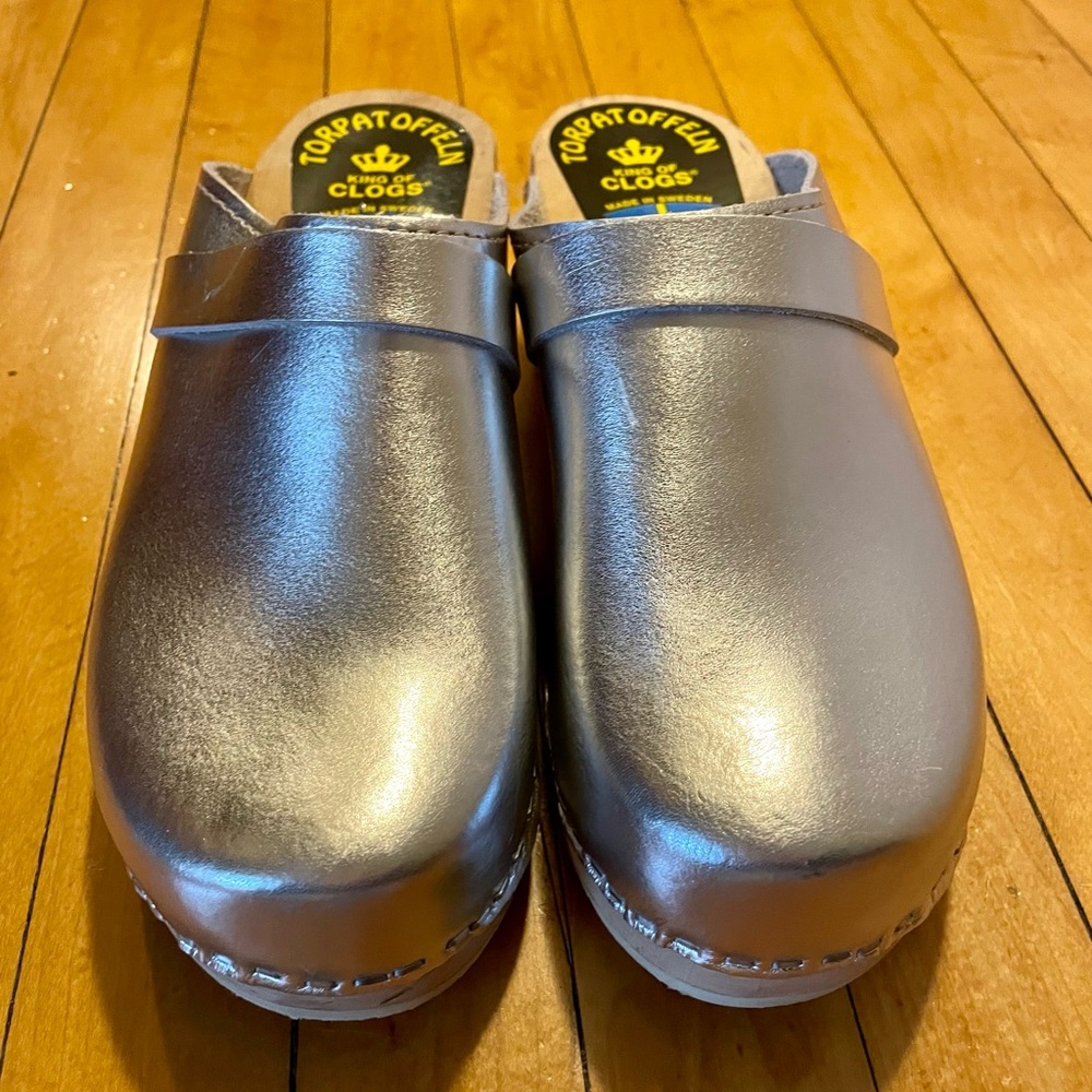 Silver women’s 38 euro/7 1/2 US Torpatofeln clogs - Picture 5 of 8